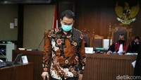 Mantan penyidik KPK itu menerima suap dari sejumlah nama, termasuk dari Wakil Ketua DPR Azis Syamsuddin. Azis juga merupakan tersangka dalam kasus ini.