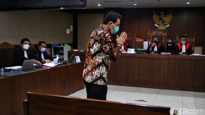 Azis Syamsuddin jadi Saksi Kasus Korupsi Penyidik KPK Mantan Wakil Ketua DPR Azis Syamsuddin menyampaikan keterangan dalam sidang lanjutan kasus dugaan suap penanganan perkara yang diusut KPK dengan terdakwa, mantan penyidik KPK AKP Stepanus Robin Pattuju dan pengacara Maskur Husain di Pengadilan Tipikor, Jakarta, Senin (25/10).