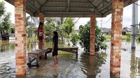 Ketinggian air yang merendam sekolah itu mencapai 30-50 cm.