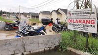 Daerah dengan dataran rendah tersebut terendam banjir akibat hujan deras dini hari tadi.