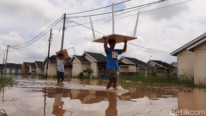 Banjir di Pekanbaru Merendam Rumah Warga Hujan deras mengguyur wilayah Pekanbaru, Riau. Akibatnya rumah-rumah warga terendam hingga 50 cm akibat curah hujan tinggi dan luapan sungai.