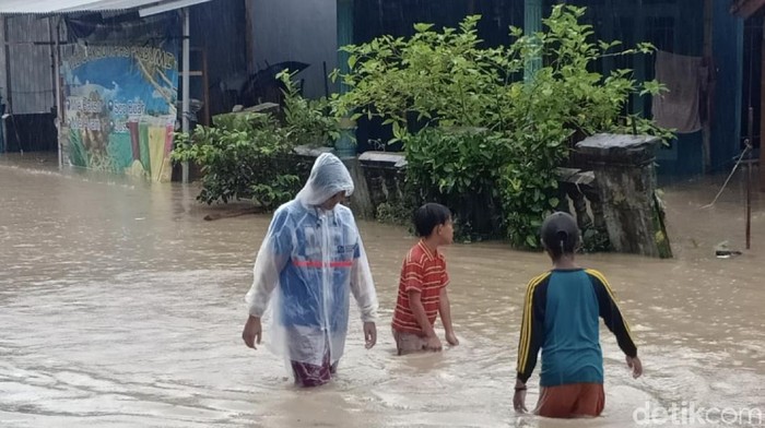 Banjir merendam sejumlah rumah dan sekolah di Sukabumi