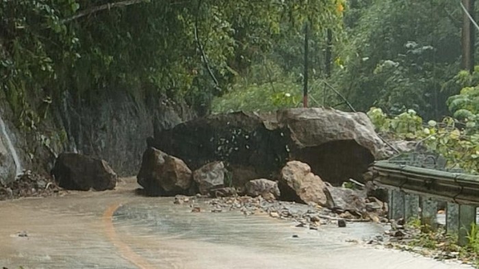 Batu Longsor Tutup Jalan di Sukabumi