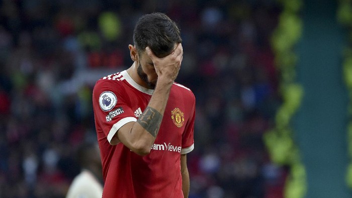 Manchester Uniteds Bruno Fernandes leaves the field at halftime during the English Premier League soccer match between Manchester United and Liverpool at Old Trafford in Manchester, England, Sunday, Oct. 24, 2021. (AP Photo/Rui Vieira)