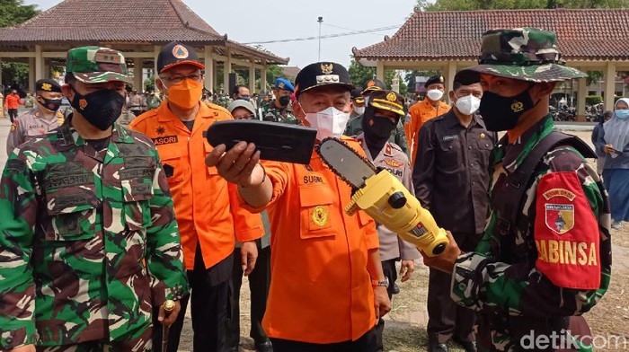 Pemkab Ponorogo menggelar apel pasukan dan perlengkapan untuk mengantisipasi bencana hidrometeorologi. Apel digelar di Alun-alun Ponorogo.