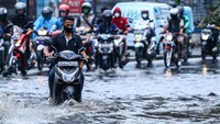 Buruknya sistem drainase di kawasan itu mengakibatkan adanya genangan air saat hujan deras. ANTARA FOTO/Rivan Awal Lingga  