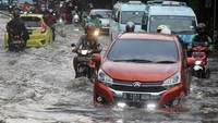 Pengendara berusaha menerobos banjir di Jalan Raya Kebayoran Lama, Jakarta, Senin (25/10/2021) sore usai hujan lebat mengguyur wilayah tersebut. ANTARA FOTO/Muhammad Iqbal  