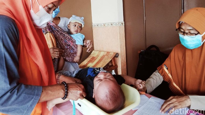 Kegiatan posyandu mulai menggeliat lagi di desa- desa di wilayah Kabupaten Klaten setelah kasus COVID-19 terus menurun. Di posyandu Melati 1 Dusun Morangan, Desa Karanganom, Kecamatan Klaten Utara, Klaten, Jawa Tengah, kegiatan diikuti puluhan peserta. Senin (25/10/2021) sejak pagi sampai siang, ibu rumah tangga membawa anak balita mereka.