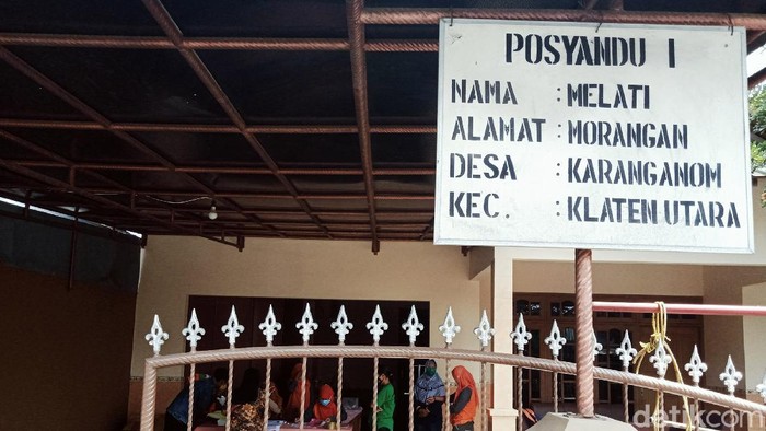 Kegiatan posyandu mulai menggeliat lagi di desa- desa di wilayah Kabupaten Klaten setelah kasus COVID-19 terus menurun. Di posyandu Melati 1 Dusun Morangan, Desa Karanganom, Kecamatan Klaten Utara, Klaten, Jawa Tengah, kegiatan diikuti puluhan peserta. Senin (25/10/2021) sejak pagi sampai siang, ibu rumah tangga membawa anak balita mereka.