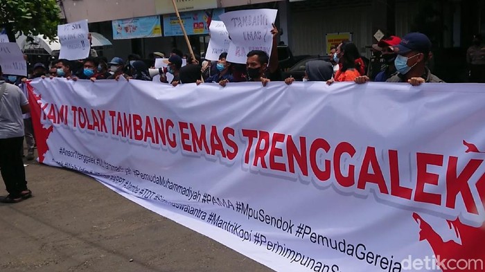 Puluhan Aktivis Lintas Organisasi Di Trenggalek Demo Tolak Tambang Emas