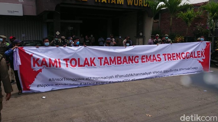 Puluhan aktivis yang mengatasnamakan Aliansi Rakyat Trenggalek (ART) menggelar demo. Mereka menolak rencana pembukaan tambang emas di Trenggalek.
