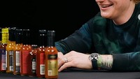 Ed Sheeran ternyata tak bisa jauh dari saus sambal dan saus tomat. Ia sangat suka makan dengan saus pedas ini. Termasuk saat menjajal aneka saus sebagai cocolan ayam goreng. Foto: instagram @teddyphoto