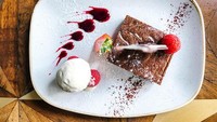 Pelantun lagu Perfect ini juga doyan makan dessert. Sekotak cake cokelat dengan saus strawberry menjadi pilihan camilannya saat santai. Foto: instagram @teddyphoto