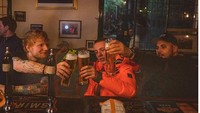 Cheers! Ed yang sedang hangout bareng teman-temannya ini memilih santai sambil menikmati minuman. Sebelum meneguk, mereka bersulang lebih dulu. Foto: instagram @teddyphoto