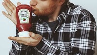 Foto ini menunjukkan betapa Ed Sheeran sangat suka makan dengan tambahan saus sambal dan saus tomat. Berbagai makanan pun diberi tambahan saus. Foto: instagram @teddyphoto