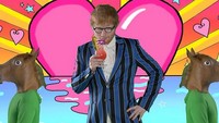 Sluurrp! Segelas minuman dingin warna merah muda menjadi pilihan Ed Sheeran. Foto ini adalah bagian dari cuplikan video klip yang sedang ia garap. Foto: instagram @teddyphoto
