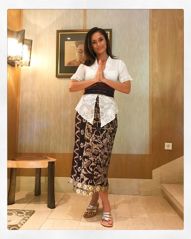 Begini potretnya ketika mengenakan kebaya khas Bali.Foto: Instagram @elilizabeth