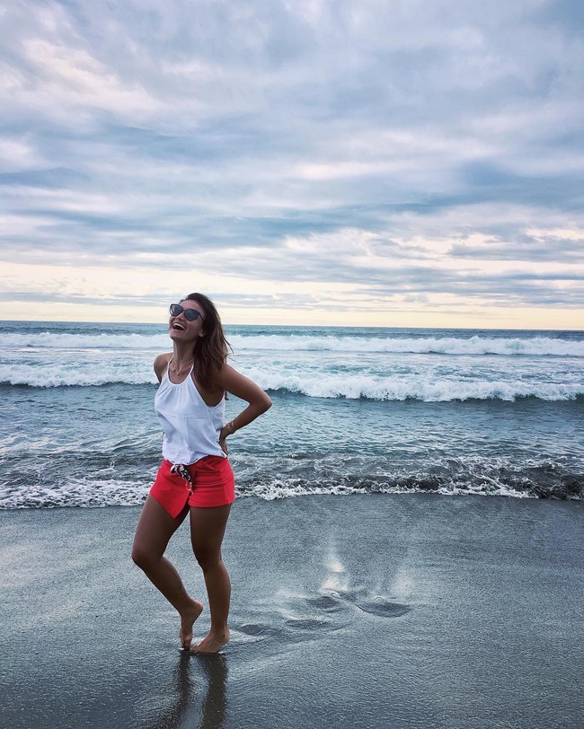 Tak berbeda dari Vincent Verhaag, unggahan di Instagram-nya didominasi oleh pemandangan pantai. Elize Maria tampaknya menyukai keindahan alam, terutama laut. Foto: Instagram @elililizabeth