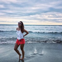 Tak berbeda dari Vincent Verhaag, unggahan di Instagram-nya didominasi oleh pemandangan pantai. Elize Maria tampaknya menyukai keindahan alam, terutama laut. Foto: Instagram @elililizabeth