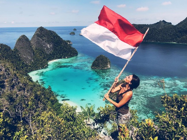 Selain Bali dan penjuru Indonesia, ia juga terlihat suka traveling ke berbagai negara, termasuk Abu Dhabi dan Australia. Foto: Instagram @elilizabeth