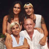 Dalam foto-foto yang diunggah di media sosial, potret keluarga Vincent Verhaag terungkap. Di acara pernikahan, pria 29 tahun tersebut terlihat berpose bersama orangtua dan kakaknya. Kecantikan kakaknya, Elize Maria pun mencuri atensi publik. Foto: Instagram @elilizabeth