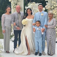 Dalam foto yang diunggahnya wanita berparas bule itu terlihat mengenakan baju bernuansa tradisional. Atasan silver yang ramai manik gemerlapan dipadukan dengan kain berwarna senada.Foto: Instagram @elilizabeth