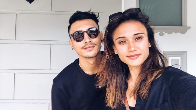 Potret kebahagiaan Jessica Iskandar dan Vincent Verhaag jadi perbincangan. Mereka baru saja menggelar pernikahan yang ikut dirayakan netizen. Selain megah dan romantisnya acara, sosok kakak Vincent pun ikut menarik perhatian. Foto: Instagram @elilizabeth