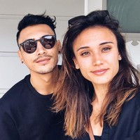 Potret kebahagiaan Jessica Iskandar dan Vincent Verhaag jadi perbincangan. Mereka baru saja menggelar pernikahan yang ikut dirayakan netizen. Selain megah dan romantisnya acara, sosok kakak Vincent pun ikut menarik perhatian. Foto: Instagram @elilizabeth