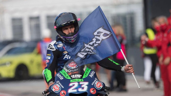MISANO ADRIATICO, ITALY - OCTOBER 24: Enea Bastianini of Italy and Esponsorama Racing celebrates the third place with flag at the end of the MotoGP race during the MotoGP of Emilia Romagna - Race at Misano World Circuit on October 24, 2021 in Misano Adriatico, Italy. (Photo by Mirco Lazzari gp/Getty Images)