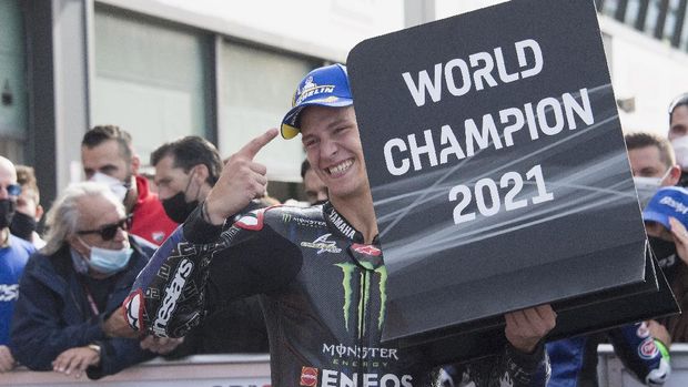 MISANO ADRIATICO, ITALY - OCTOBER 24: Fabio Quartararo of France and Monster Energy Yamaha MotoGP Team celebrates and become the 2021 FIM MotoGP™ World Champion at the end of the MotoGP race during the MotoGP of Emilia Romagna - Race at Misano World Circuit on October 24, 2021 in Misano Adriatico, Italy. (Photo by Mirco Lazzari gp/Getty Images)