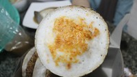 Rasa serabi yang manis dan empuk ditambah siraman kuah kinca yang khas membuat Serabi Kuah Kinca Bu Eli punya rasa yang spesial. Berlokasi di Jalan Raya Muchtar, Depok atau persisnya berada di sekitar RSUD Depok, harga serabi di sini dibanderol mulai dari RP 2.500 hingga Rp 3.000. Foto: Istimewa
