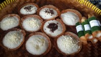 Berlokasi di Jalan Kuningan Mulia, Setiabudi, Jakarta Selatan, Serabi Gulung Notosuman ini menjadi langganan bagi para pencinta serabi di sekitarnya. Punya banyak varian, harga serabi yang dibanderol di sini murah saja. Hanya Rp 2.500 kamu sudah bisa mendapatkan sebuah serabi yang manis lezat. Foto: Istimewa