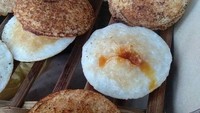 Menyajikan surabi khas Bandung, Surabi Haneut cocok untuk kamu yang lebih suka surabi dengan rasa gurih. Berlokasi di Jalan Selat Malaka, Tambun Selatan, Bekasi sebuah surabi Bandung otentik di sini dibanderol mulai dari Rp 5 ribu saja dan bisa dipesan secara online. Foto: Istimewa
