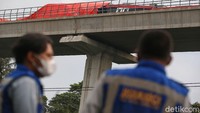 Peristiwa ini menjadi ujian berat buat LRT Jabodebek yang sedang menyiapkan operasinya di pertengahan tahun depan. Kini, nasib uji coba kereta LRT masih menunggu hasil investigasi dari berbagai pihak, mulai dari investigasi internal INKA, KNKT, hingga Kementerian Perhubungan. (Grandyos Zafna/detikcom).