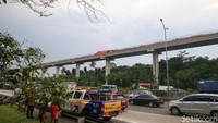 Tumburan tersebut melibatkan 2 rangkaian kereta LRT Jabodebek di antara petak stasiun Harjamukti - stasiun Ciracas jalur LRT Jabodebek. Ini merupakan bagian dari uji coba dan di ruas ini belum ada operasional LRT. Semenjak kecelakaan itu, kereta LRT Jabodebek yang kecelakaan langsung dikembalikan ke pabrik INKA.