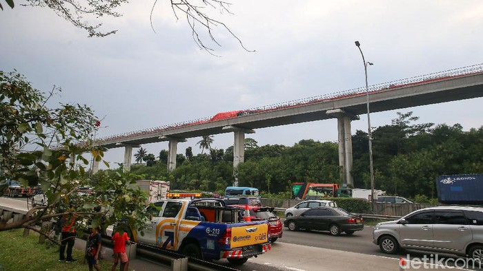 Foto-foto Terkini LRT Tabrakan di Cibubur Kecelakaan terjadi saat rangkaian light rail transit (LRT) diujicobakan pada hari ini. Insiden itu terjadi di kawasan Munjul, Cibubur, Jakarta Timur (Jaktim).