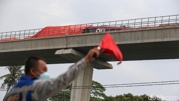 Kecelakaan terjadi saat rangkaian light rail transit (LRT) diujicobakan pada hari ini. Insiden itu terjadi di kawasan Munjul, Cibubur, Jakarta Timur (Jaktim).