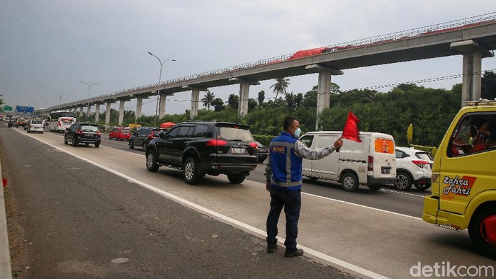 Kecelakaan terjadi saat rangkaian light rail transit (LRT) diujicobakan pada hari ini. Insiden itu terjadi di kawasan Munjul, Cibubur, Jakarta Timur (Jaktim).