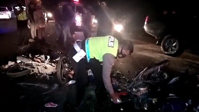 Foto: Polisi saat melakukan olah TKP usai Lakalantas di Jalinsum di wilayah Kabupaten Asahan yang merengut empat korban tewas