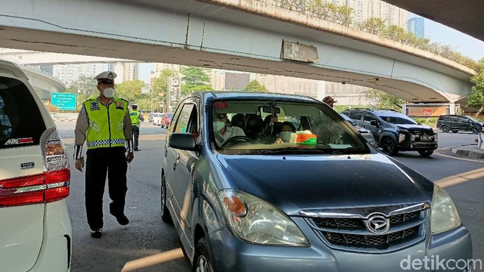 Ganjil genap di Traffic Light Tomang, Jakarta Barat (Karin Nur Secha/detikcom)