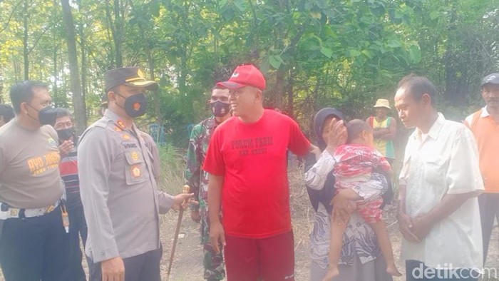 Guru honorer SD di Ngawi tinggal serumah dengan kambing. Ia yakni Sri Hartuti (42), guru yang menerima honor Rp 350 ribu setiap bulannya.