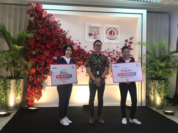 H2 Health & Happiness dan Ensure H2 Health & Happiness dan Ensure menyumbang masing-masing Rp 60 juta ke Yayasan Jantung Indonesia.
