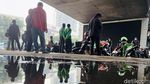 Hujan Lebat, Pemotor Ramai-ramai Berteduh di Kolong Jembatan