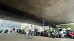 Hujan Lebat, Pemotor Ramai-ramai Berteduh di Kolong Jembatan