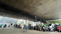 Mereka berteduh sambil menunggu hujan reda. Setelah reda, mereka akan kembali melanjutkan perjalanannya.