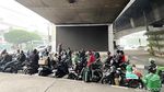 Hujan Lebat, Pemotor Ramai-ramai Berteduh di Kolong Jembatan
