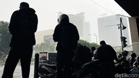 Sesuai dengan Peraturan Daerah (Perda) Nomor 5 tahun 2014 tentang Transportasi, pemotor memang dilarang berteduh di bawah jembatan, fly over, atau JPO karena berdampak pada terhambatnya lalu