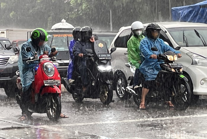 Hujan Lebat, Pemotor Ramai-ramai Berteduh di Kolong Jembatan Hujan lebat mengguyur wilayah DKI Jakarta, Senin (25/10/2021) siang. Para pengendara sepeda motor pun langsung menepi untuk berteduh di kolong jembatan.