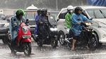 Hujan Lebat, Pemotor Ramai-ramai Berteduh di Kolong Jembatan