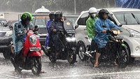 Bagi para pemotor yang membawa jas hujan tetap nekat menerobos hujan lebat di kawasan Slipi.